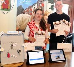 Die Auszubildenden der SWB, Marlene Schreiber und Levin Glöckner, präsentierten die Digitalisierung der Schlüsselausgabe.