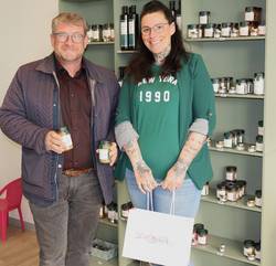 Oberbürgermeister Bert Knoblauch gratulierte Eileen Haltenhof zur Eröffnung des Gewürzladens.