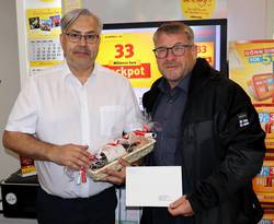 Oberbürgermeister Bert Knoblauch (r.) gratulierte Torsten Pillat zu 10 Jahren "Lotto am Markt".