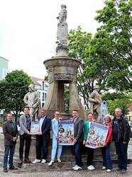 Werben für das Brunnenfest (v.l.): Dezernent Uwe Scholz, WBG-Vorstandsmitglied Matthias Goldschmidt, Oberbürgermeister Bert Knoblauch, SWS-Geschäftsführerin Julia Teige, SWB-Geschäftsführer Karsten Fiedler, Amtsleiterin Elisabeth Dancso, Constanze Pohlan (Sachgebiet Kultur und Sport) sowie Veranstalter Carsten Mende.
