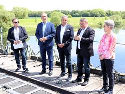 Oberbürgermeister Bert Knoblauch (2.v.r.) freute sich über die zusätzlichen Mittel für die Region.