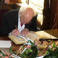 Dario Malkowski beim Eintrag ins Ehrenbuch der Stadt Schönebeck (Elbe).