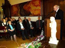 Dario Malkowski mit der Plastik "Okko".