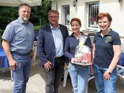 Sven Ellert (v.l.), Wirtschaftsförderung der Stadt Schönebeck (Elbe), und Oberbürgermeister Bert Knoblauch gratulierten Gabriela und Jessika Philippi zum 25-jährigen Bestehen des Tauchsportcenters.