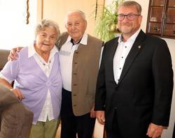 Oberbürgermeister Bert Knoblauch gratulierte Rita und Dieter Mrozek zur Gnadenhochzeit.