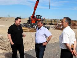 Stefan Rübner (l.), Geschäftsführer und Gesellschafter der Plantan GmbH, im Gespräch mit Oberbürgermeister Bert Knoblauch und Wirtschaftsförderer Sven Ellert.