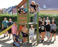 Schüler der 5. bis 9. Klassen der Sekundarschule Fritz Heicke aus Gommern hatten am Donnerstag den "Sozialen Tag" als Projekttag. Dabei räumten sie fleißig den Spielplatz auf und reinigten die Flächen.