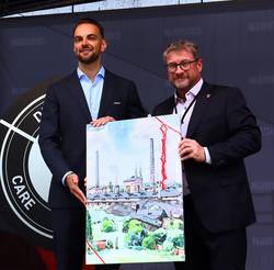 Oberbürgermeister Bert Knoblauch gratulierte Geschäftsführer Alexander Wilhelm zur Einweihung der neuen Fertigungshalle.
