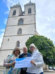 Symbolische Spendenübergabe mit (v.l.): Solepark-Leiterin Sibylle Schulz, Vereinsvorsitzender Wolf-Michael Feldbach und Anita Bader, Geschäftsführerin der Mitteldeutschen Kammerphilharmonie.