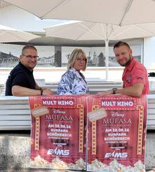 EMS-Pressesprecher Frank Sieweck (v.l.), Solepark-Leiterin Sibylle Schulz und Solepark-Mitarbeiter Christian Kolbe freuen sich auf das Kultkino.