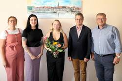 Beglückwünschten Angelina stein (M.) zur bestandenen Prüfung (v.l.): Personalratsvorsitzende Saskia Fröse, Sachbearbeiterin Personalentwicklung Alexandra Gutteck, Personalamtsleiter Markus Baudisch und Oberbürgermeister Bert Knoblauch.
