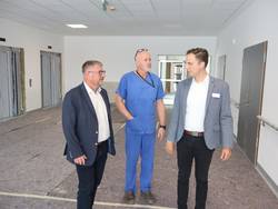 Begehung (v.l.): Bert Knoblauch, Oberbürgermeister der Stadt Schönebeck, Dr. med. Karl-Heinz Binias, Ärztlicher Direktor und Chefarzt der Klinik für Innere Medizin, Kardiologie und internistische Intensivmedizin am AMEOS Klinikum Schönebeck, und Michael Voland, Krankenhausdirektor am AMEOS Klinikum Schönebeck.