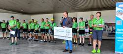 Uwe Scholz, stellvertretender Oberbürgermeister, präsentiert den Scheck über 12.900 Euro, die bei einem Charityevent in der weltrad manufactur gesammelt worden.