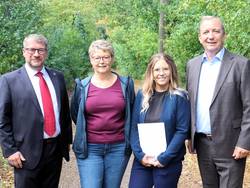 Trafen sich vor Ort in Elbenau (v.l.): Oberbürgermeister Bert Knoblauch, Mitarbeiterinnen des Salzlandkreises Andrea Wolter und Jana Elbe sowie Landrat Markus Bauer.