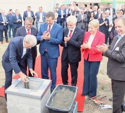 Grundsteinlegung mit (v.l.) Geschäftsführer Olaf Höhn, Oberbürgermeister Bert Knoblauch, Ministerpräsident Sven Schulze, Energieminister Armin Willingmann, Berlins Wirtschaftssenatorin Franziska Giffey und Landrat Markus Bauer.
