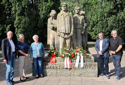 Oberbürgermeister Bert Knoblauch (2.v.r.) und die Stadträte (v.l.) Roland Claus, Cornelia Ribbentrop, Sabine Dirlich und Torsten Pillat bei der Kranzniederlegung.