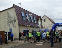 Am Ende werden Weiße Tauben als Friedenssymbol fliegen gelassen.
