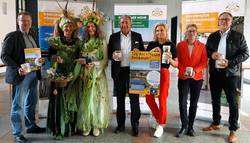Werben gemeinsam für das Familienfest am Pretziener Wehr (v.l.): Uwe Scholz, stellvertretender Oberbürgermeister der Stadt Schönebeck (Elbe), die Elbauenfeen, Landtagspräsident Dr. Gunnar Schellenberger, Antje Mandelkow von Kelles Suppenmanufaktur, LHW-Direktorin Martina Große-Sudhues und Ulf-Peter Freund vom Weltkulturerbeverein.