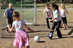 Die Kinder der Ludwig-Schneider-Grundschule nutzten den Bolzplatz sofort.