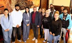 Oberbürgermeister Bert Knoblauch (M.) begrüßte die Deutschschüler im Rathaus.