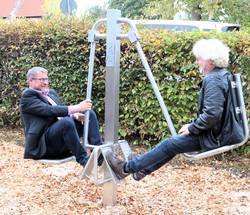 Oberbürgermeister Bert Knoblauch und Stadtrat Frithjof Meussling testen ein neues Fitnessgerät.