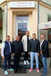 Feiern gemeinsam das Jubiläum (v.l.): Andreas Brinkmann, Oberbürgermeister Bert Knoblauch, Grit Brinkmann, Philip Brinkmann und Wirtschaftsförderer Sven Ellert.