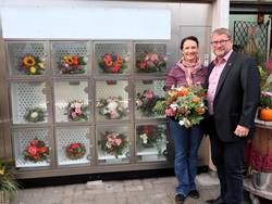 Ist begeistert von neuen Angebot von Jeanette Neumann: Oberbürgermeister Bert Knoblauch bei "Petit Fleur".