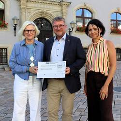 Den symbolischen Scheck überreichte ÖSA-Geschäftsstellenleiterin Heike Wehemeyer an Schönebecks Oberbürgermeister Bert Knoblauch und Mitarbeiterin Kirstin Herrmann
