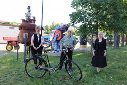 Foto: Anita Balk, Dr. Georg Plenikowski und Angie Fritzsche danken unter anderen den Sponsoren, Vereinsmitgliedern und Helfern Foto: Anita Balk, Dr. Georg Plenikowski und Angie Fritzsche danken unter anderen den Sponsoren, Vereinsmitgliedern und Helfern