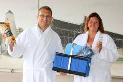 Jessica Rogat vom Solepark und Frank Sieweck von der EMS werben für das Kultkino. © Stadt Schönebeck FrankSieweckJessicaRogat