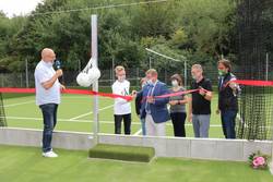 Schönebecks Oberbürgermeister Bert Knoblauch eröffnete gemeinsam mit Schülern und (v.r.) Projektmanager Frank Beschke, Geschäftsführer Reinhard Schäfer (beide Keller Tersch), Schulleiterin Burglind Auge sowie Manfred Kurth (l.), Lehrer und Leiter der Fußball-AG, das neue Multifunktions-Sportfeld der Oskar-Kämmer-Schule „LebenLernen“. © Stadt Schönebeck OBEröffnungMultisportfeld