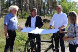 Foto v.l.n.r: Frithjof Meussling, Bert Knoblauch, Markus Bauer, Jana Reichmann im Gespräch und beim Betrachten der Bauunterlagen