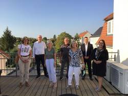 (Foto: v.l.n.r: Reinhild Lehmann, Dirk Michaelis, Elisabeth Hoppe, Dieter Thiel (für Melanie Dürichen), Karin Deliga, Matthias Zander, Dorothée Vatterott mit Abstand auf dem Balkon der SWB)