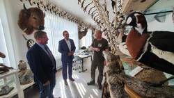 Oberbürgermeister Bert Knoblauch (l.) und Landrat Markus Bauer (M.) informieren sich bei Daniel Brauer. © Salzlandkreis Jagd undNaturschule