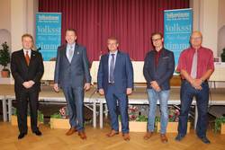 Volksstimme-Redakteur Olaf Koch (l.) führte charmant und galant durch den Abend. Beim Wahl-Forum stellten sich (v.l.) Steffen Baumann, Bert Knoblauch, Felix Leue und Olaf Ziem den Fragen der Bürger. © Stadt Schönebeck IMG 1009