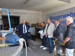 Dirk Lindner (links), Chef der Wasserwehr in Schönebeck, führte die Gäste herum und präsentierte Räumlichkeiten und Ausrüstung der Wasserwehr. Foto: Paul Schulz 21.09.2020 T