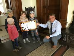 Die Kinder der Kita „Knirpsenland“ des AWO Kreisverband Salzland e.V. überbrachten neben den fröhlichen Gratulations- und Glückwünschen auch ein gemaltes Bild zur gewonnenen Oberbürgermeisterwahl.
