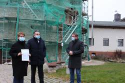 Solepark-Leiterin Sibylle Schulz, Kultur-Staatssekretär Gunnar Schellenberger und Schönebecks Oberbürgermeister Bert Knoblauch am Soleturms. © Stadt Schönebeck IMG 1368