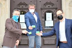 Wirtschaftsförderer Sven Ellert, Oberbürgermeister Bert Knoblauch und Projekt-Koordinator Kevin Klausnitzer (v.l.) präsentieren die Salzlandkarte. © Stadt Schönebeck Salzlandcard