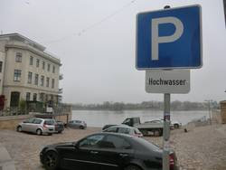 Zusatz "Hochwasser" am Parkplatzschild Elbtor. © Stadt Schönebeck CIMG1976