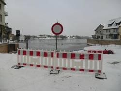 Der Parkplatz am Elbtor ist gesperrt. © Stadt Schönebeck Absperrung Elbtor