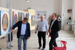 Das Imuset um Präsident Dr. Georg Plenikowski (M.), hier bei der Ausstellungseröffnung "Mini und Maxi" im vergangenen Jahr mit Schönebecks Oberbürgermeister Bert Knoblauch (l.) und Landrat Markus Bauer, gewann den Kulturpreis im Jahr 2019. © Stadt Schönebeck IMG 0033