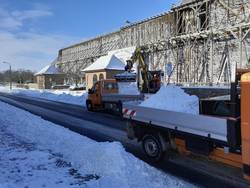 Marco Birkholz lädt die Schneemassen mit dem Bagger auf Transporter. Die Mitarbeiter des Eigenbetriebs Städtischer Bauhof der Stadt Schönebeck (Elbe) bringen sie dann weg - wie hier am Gradierwerk in Bad Salzelmen. © Stadt Schönebeck 20210211 101936