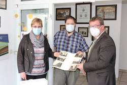 Oberbürgermeister Bert Knoblauch (r.) gratuliert Britta Meldau und Matthias Hille zu 25 Jahren Stadtarchiv am Standort Prager Straße. © Stadt Schönebeck IMG 1763