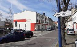 Wegweiser zur Impfstation am Breiteweg. © Stadt Schönebeck InkedImpfstationSchild LI