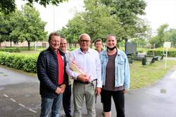 Frank Käsebier (M.) wurde von Uwe Scholz (l.), Dezernent der Stadt Schönebeck (Elbe), und Nadja Elze (r.), Sachgebiet Bildung und Soziales der Stadt, verabschiedet. Stefan Dressler und Birgit Kraft unterstützen bei der Pflege des Geländes. © Stadt Schönebeck AbschiedFrankKäsebier
