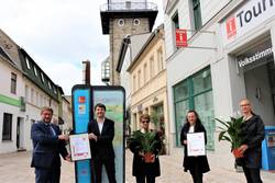 Oberbürgermeister Bert Knoblauch (l.), Solepark-Leiterin Sibylle Schulz (M.) und Karin Friedrich (r.) vom Kurmarketing nahmen die Urkunden von Martin Schulze, Geschäftsführer des Tourismusverbandes Sachsen-Anhalt, und Melanie Diedrich-Schüller, Geschäftsführerin des Magdeburger Tourismusverbandes Elbe-Börde-Heide, entgegen. © Stadt Schönebeck Zertifizierung rotes i