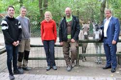 Wurden von Oberbürgermeister Bert Knoblauch (r.) und Tierpark-Leiter Matthias Willberg auf dem Bierer Berg begrüßt (v.l.): Die FÖJ-ler Erik Kindlein, Darius Reich und Emily Bönsch. © Stadt Schönebeck BegrüßungFÖJ