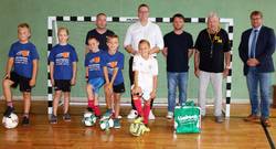 Waren bei der Übergabe dabei (v.r.): Oberbürgermeister Bert Knoblauch, Achim Görtz, Jörg Friedrich und Tino Sorge. © Stadt Schönebeck FußballtoreAGSchneiderSchule