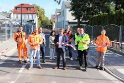 Gaben die Straße für den Verkehr frei (v.v.l.): Maik Wernecke (ITB), Oberbürgermeister Bert Knoblauch, Thomas Bolz (Stadtwerke) und Christian Brauer (AbS). © Stadt Schönebeck FreigabeMaximGorki